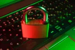 Bărbatul de 38 de ani reținut pentru înșelăciune și infracțiuni informatice, sub control judiciar timp de 60 de zile
