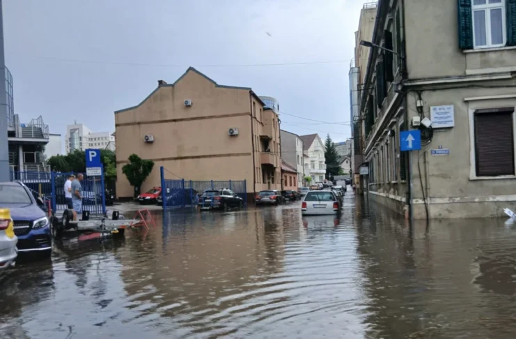 Pompierii sibieni au intervenit de urgență pentru evacuarea apei lăsate de furtuna torențială!
