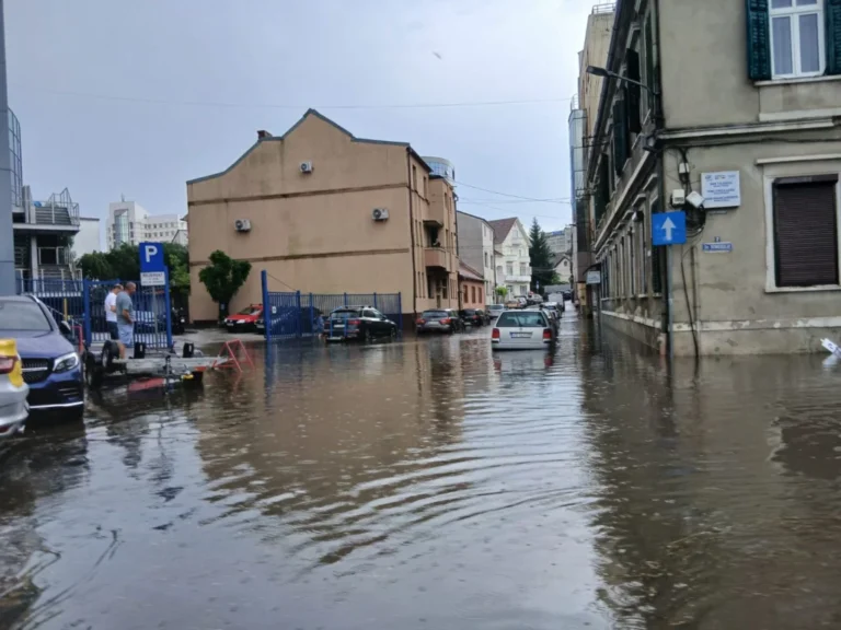Pompierii sibieni au intervenit de urgență pentru evacuarea apei lăsate de furtuna torențială!