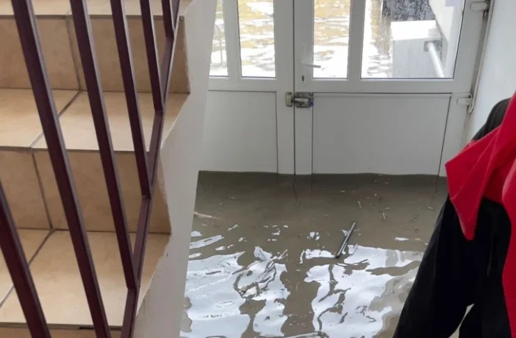 Efectele ploii torențiale în Șelimbăr: Valea Săpunului a ieșit din matcă, iar o scară de bloc a fost inundată!