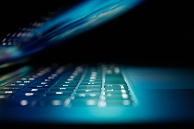 Tânăr urmărit pentru infracțiuni informatice, arestat de polițiștii sibieni