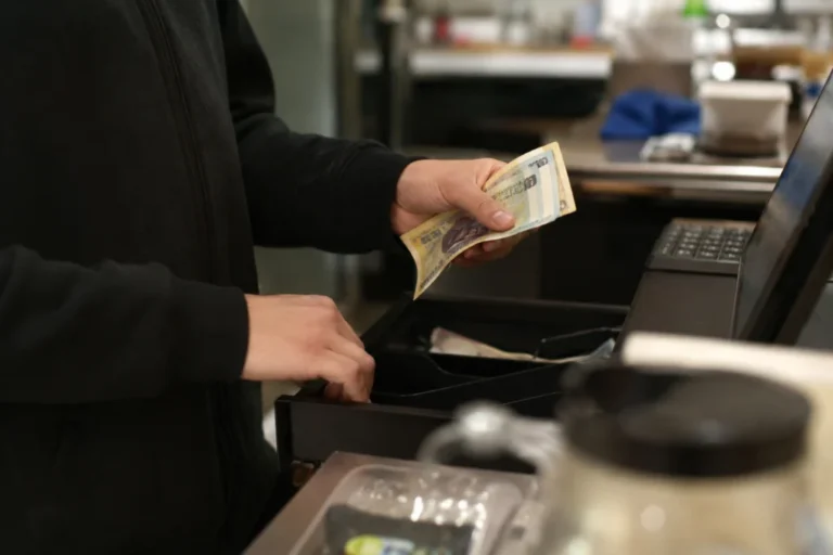 Angajată condamnată la 2 ani de închisoare pentru delapidare. Instanța: și-a însușit peste 7.100 de lei din încasări