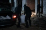 Trei persoane condamnate după furtul cablurilor electrice dintr-un imobil aflat în construcție