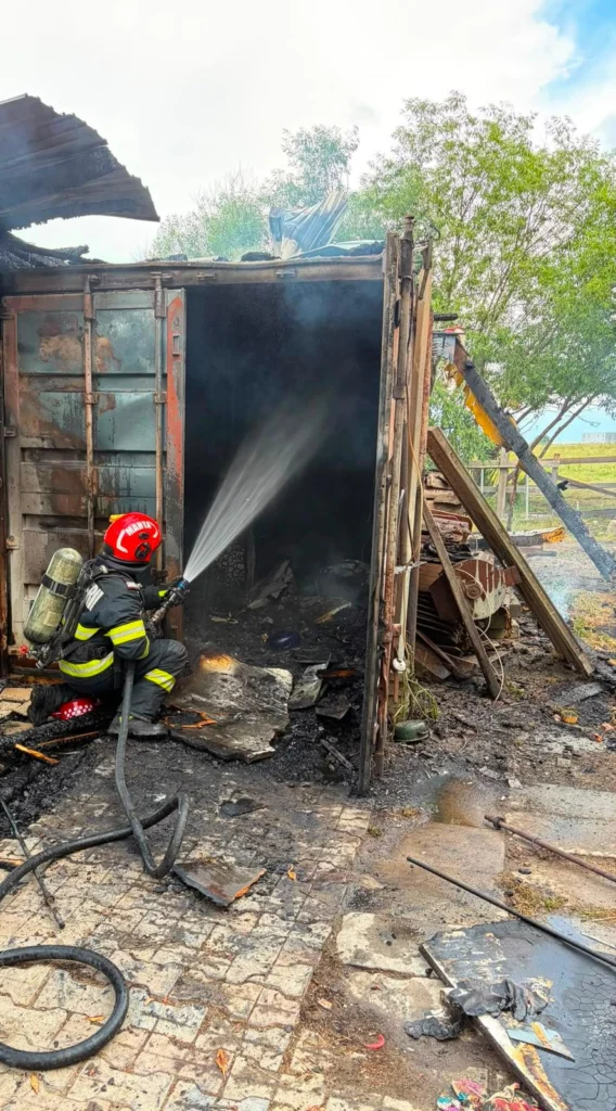 Incendiu violent la o anexă gospodărească de pe Calea Șurii Mici: Un bărbat a ajuns la spital!
