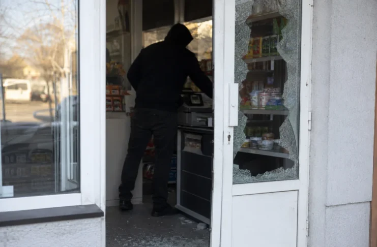 Bărbat condamnat la închisoare după ce a spart ușa unui magazin de pe strada Tribunei și a furat 200 de lei