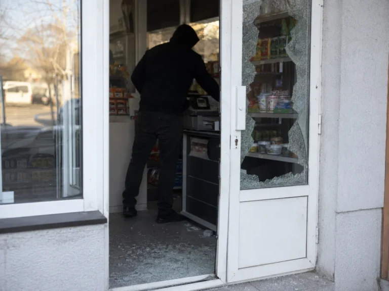Bărbat condamnat la închisoare după ce a spart ușa unui magazin de pe strada Tribunei și a furat 200 de lei