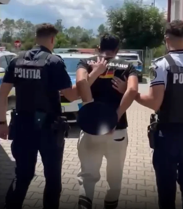 Un tânăr a fost reținut de polițiști după ce a agresat alți doi tineri cu un obiect contondent!