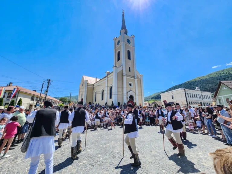 Festivalul „Bujorul de Munte” aduce patru zile de folclor, aventură și tradiții autentice la Gura Râului!