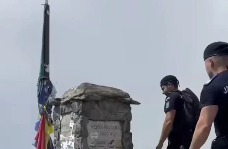 Jandarmii montani au arborat Drapelul Național pe Vârful Negoiu!