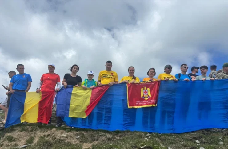 Cadre militare din Spitalul Clinic Militar de Urgență Sibiu au marcat Ziua Drapelului Național pe Vârful Parângul Mare