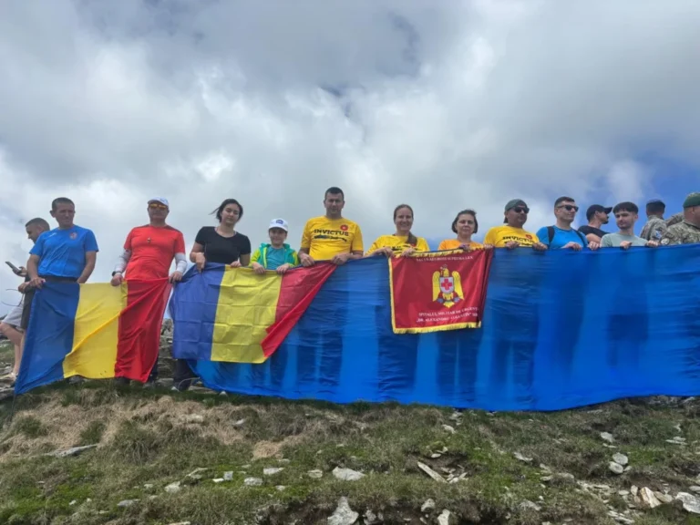 Cadre militare din Spitalul Clinic Militar de Urgență Sibiu au marcat Ziua Drapelului Național pe Vârful Parângul Mare