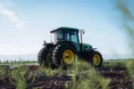 Accident grav în satul Șmig: Un tânăr a fost prins sub roata unui tractor!