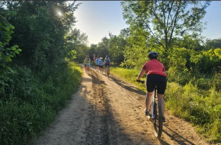 Sibiul aleargă pe poteci în această vară. Antrenamente gratuite și provocări în natură până la finalul lunii august