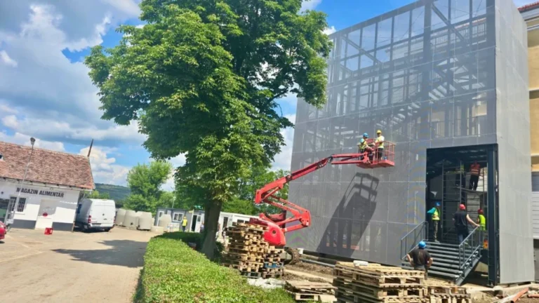 Fonduri europene pentru modernizarea Spitalului de Psihiatrie din Sibiu: scările de evacuare sunt aproape finalizate