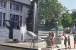Sculptorul Adrian Popescu acuză distrugerea monumentului din fața Cercului Militar Sibiu: „O ofensă adusă veteranilor de război”. Firma STRABAG implementează proiectul