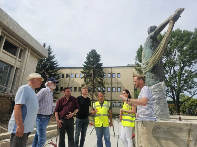 Primăria Sibiu și STRABAG reacționează după acuzațiile privind monumentul din fața Cercului Militar: „Nu a fost afectat”