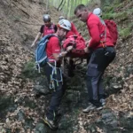 Motociclist de enduro rănit în zona Cisnădioara. Salvamont Sibiu intervine pentru evacuarea victimei