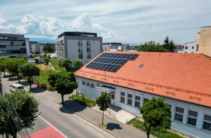 Energie smart la Sibiu: 10 clădiri publice vor produce electricitate „verde”. A început montarea a 919 panouri fotovoltaice