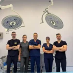 Medici chirurgi efectuând operația complexă de extirpare a unei tumori retroperitoneale la SCJU Sibiu.