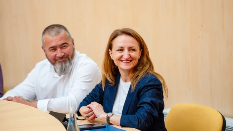 Comunități mai sigure și turism responsabil în județul Sibiu. Zeci de primari și specialiști au învățat cum pot fi prevenite conflictele dintre oameni și urși