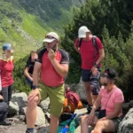 Echipaj Salvamont Sibiu acordând asistență turiștilor blocați în zona Lacului Bâlea.