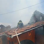 Incendiul din Gura Râului, flăcări și fum dens ridicându-se de la o casă