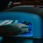 Comparație vizuală între o lampă UV și o lampă LED pentru unghii, pe un fundal neutru