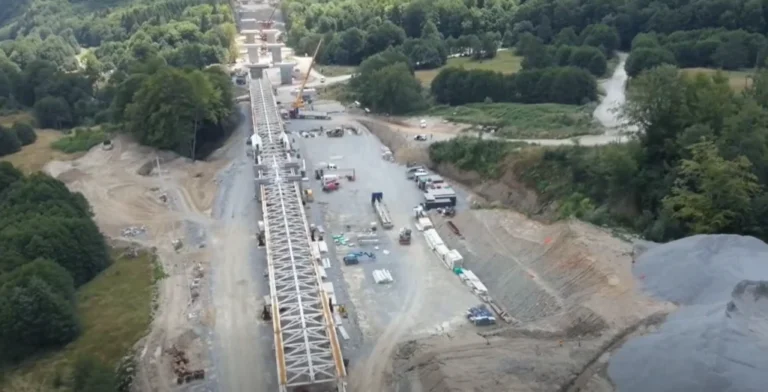 Stadiul lucrărilor pe secțiunea Cornetu-Tigveni de pe autostrada Sibiu-Pitești se apropie de 15%