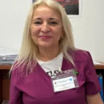 Prof Victoria Bîrluțiu zâmbind cald, în timpul unei pauze din activitatea medicală