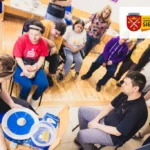Participanți la ateliere creative gratuite Sibiu în atelierul de modelaj Diakoniewerk