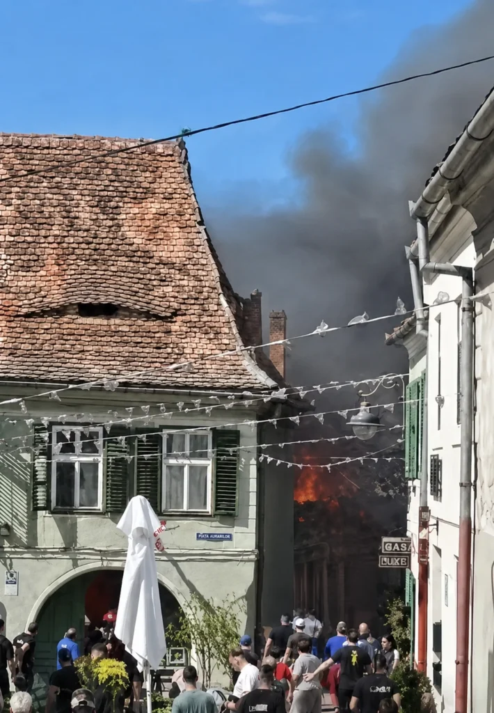 Incendiu în Piața Aurarilor din Sibiu. Trei corpuri de clădire sunt afectate