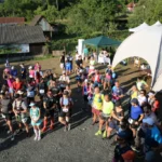 Moment intens al competiției Burduf Challenge 2026 cu alergători pe un traseu abrupt.