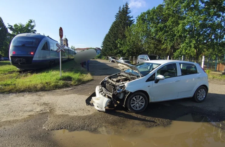 Autoturism lovit de tren în Sibiu. Șoferița nu ar fi oprit la trecerea peste calea ferată