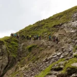 Apus de soare spectaculos de pe vârful Negoiu în timpul drumeției din Munții Făgăraș