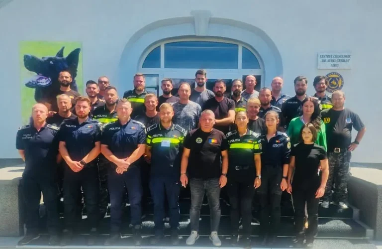 Conductorii câinilor de serviciu specializați în prelucrarea urmelor olfactive au absolvit cursul de la Centrul Chinologic Sibiu