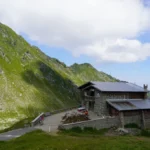 Baza Salvamont Bâlea Lac așteaptă modernizarea, situată în peisajul montan impresionant.