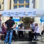 Participanți efectuând o spirometrie gratuită în aer liber la Echilibrum Fest, Parcul Sub Arini