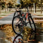 Ciclist alegând o bicicletă potrivită pentru stilul său de pedalat, dincolo de tabelele de mărimi.