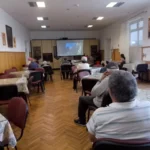 Membrii echipei Biblioteca ASTRA Sibiu pregătesc echipamentul pentru proiecția filmului dedicat seniorilor