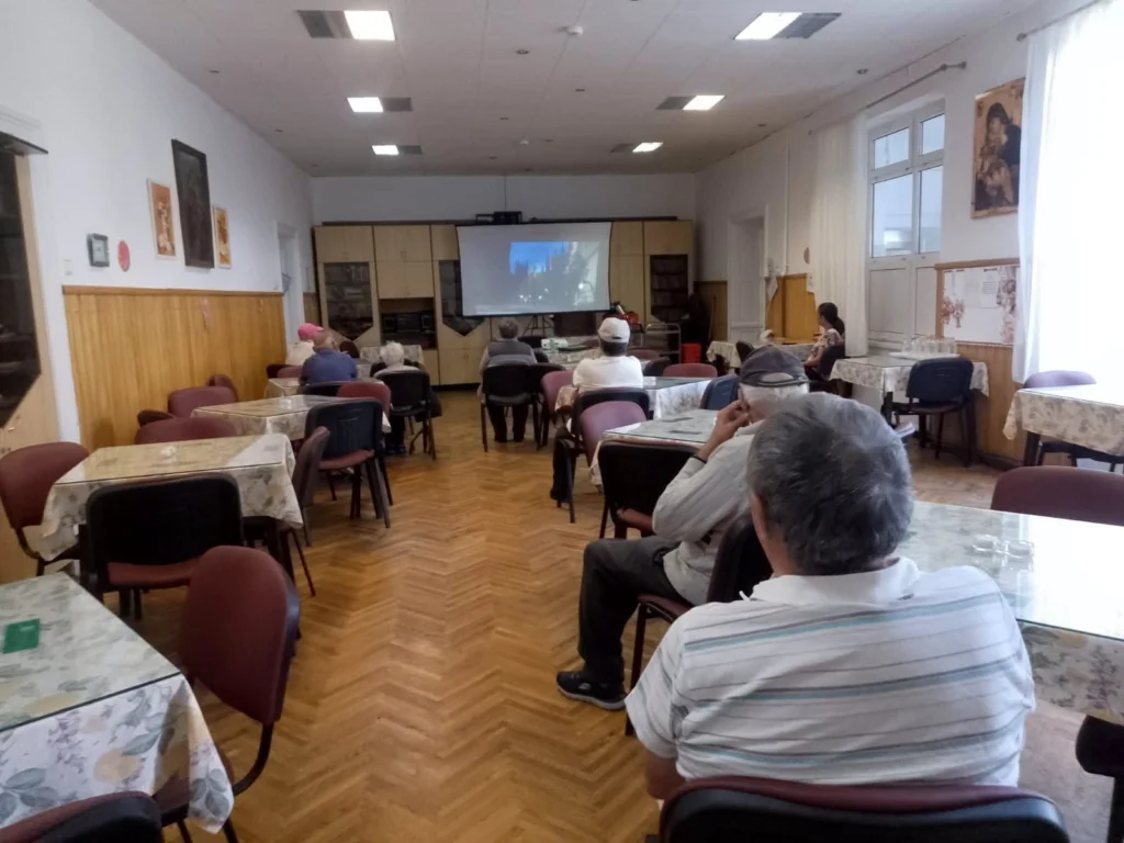 Membrii echipei Biblioteca ASTRA Sibiu pregătesc echipamentul pentru proiecția filmului dedicat seniorilor