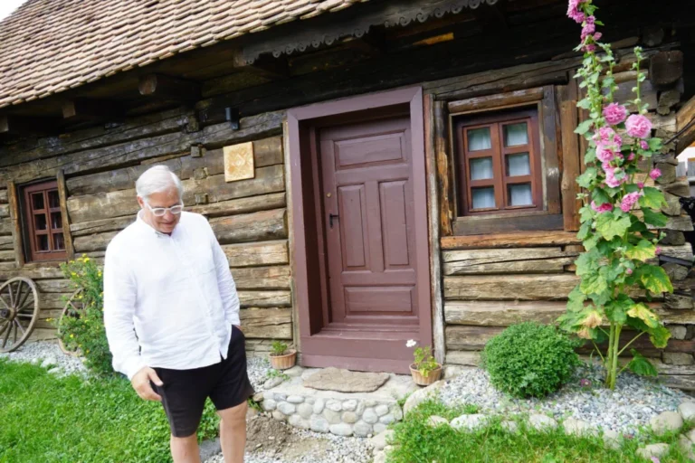 „Lumea mă știe de soțul Andreei Esca”. Alexandre Eram salvează case vechi de 200 de ani la „capătul lumii”