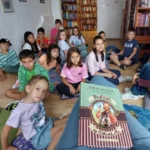 Interiorul primitor al Filialei Bâlea, cu rafturi pline de cărți și un spațiu dedicat Vara Copiilor.
