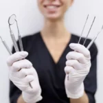 Pacient relaxat în scaunul dentistului, ilustrând cum se poate depăși frica de dentist
