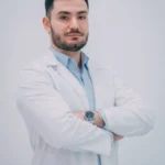 Medic ortoped explicând diferențele dintre artroza si osteoporoza și metodele de prevenire