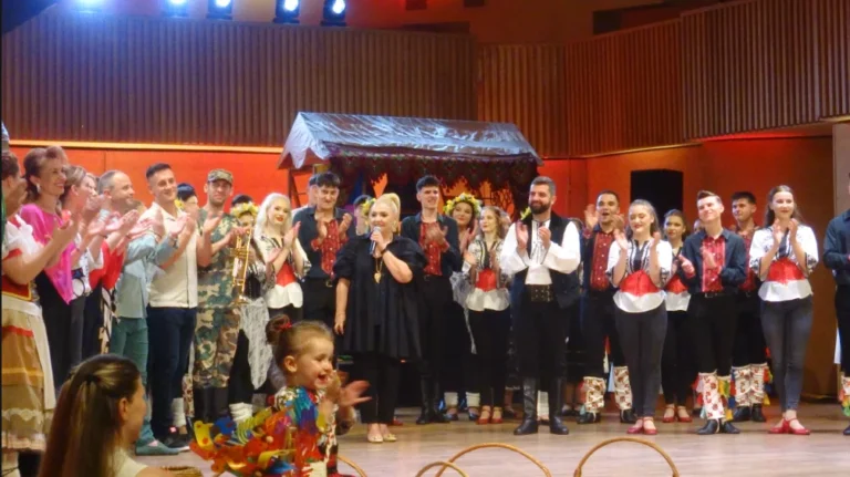 Peste 500 de copii și tineri au adus tradițiile românești pe scena Sălii Thalia, în spectacolul „La hanul din inima țării”