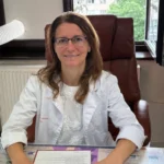 Medic hematolog oferind recomandări pentru sănătatea sângelui, în cadrul unui interviu informativ