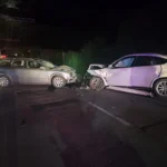 Locul accidentului rutier de pe strada Moșnei din Mediaș, cu vehicule implicate și trafic blocat.