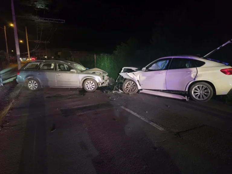 Accident pe strada Moșnei din Mediaș. Doi șoferi au ajuns la spital, iar traficul a fost blocat