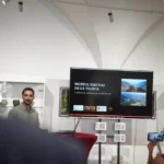 Ceremonie de lansare a muzeului virtual, cu oficialități și prim-plan pe conținutul 3D.