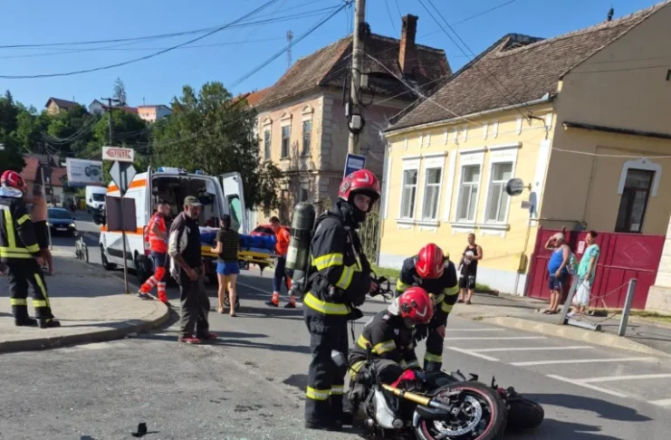 Motociclist rănit într-un accident la Ocna Sibiului. Un șofer nu s-ar fi asigurat la virajul la stânga